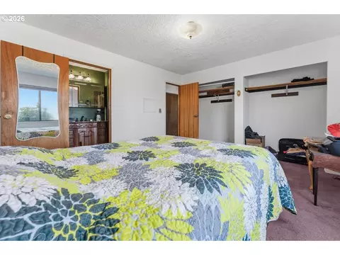 Bedroom - 38100 SE Coupland Rd, Estacada, OR 97023 photo 4 of 6