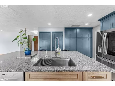 Kitchen - 38100 SE Coupland Rd, Estacada, OR 97023 photo 3 of 6