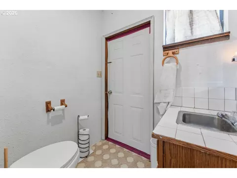 Bath - 38100 SE Coupland Rd, Estacada, OR 97023 photo 1 of 3