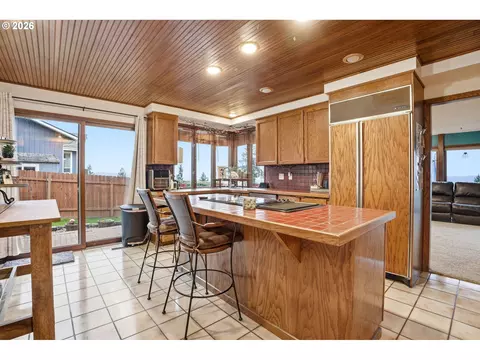 Kitchen - 29885 Riverview Dr, Rainier, OR 97048 photo 2 of 4