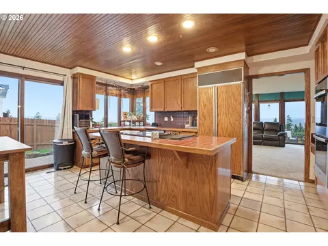 Kitchen - 29885 Riverview Dr, Rainier, OR 97048 photo 1 of 4