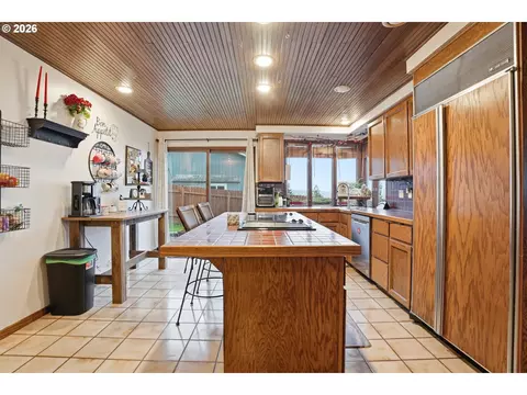 Kitchen - 29885 Riverview Dr, Rainier, OR 97048 photo 3 of 4