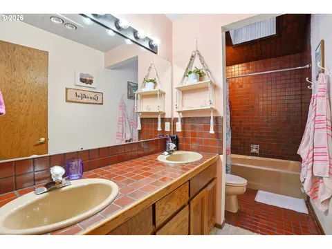 Bath - 29885 Riverview Dr, Rainier, OR 97048 photo 1 of 1