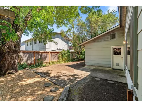 Exterior - 3377 W 16th Ave, Eugene, OR 97402 photo 5 of 7