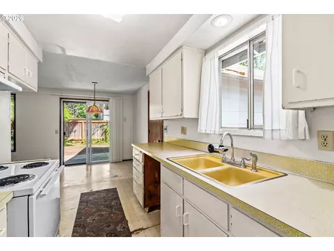 Kitchen - 3377 W 16th Ave, Eugene, OR 97402 photo 3 of 3