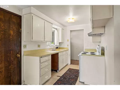 Kitchen - 3377 W 16th Ave, Eugene, OR 97402 photo 1 of 3