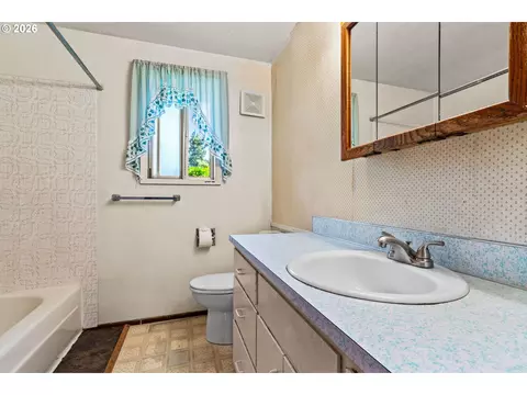 Bath - 3377 W 16th Ave, Eugene, OR 97402 photo 1 of 1