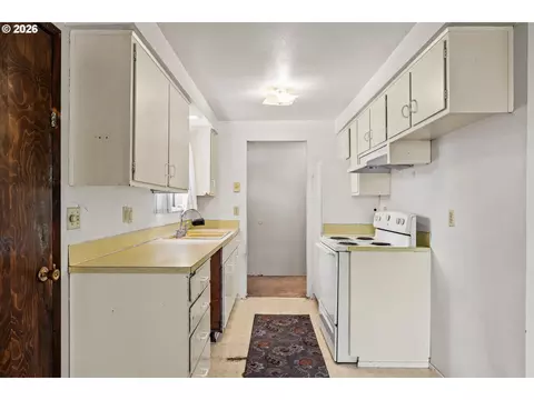 Kitchen - 3377 W 16th Ave, Eugene, OR 97402 photo 2 of 3