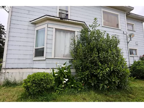 Exterior - 131 Ash St, Myrtle Point, OR 97458 photo 5 of 5