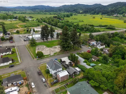 View/Area - 131 Ash St, Myrtle Point, OR 97458 photo 5 of 10