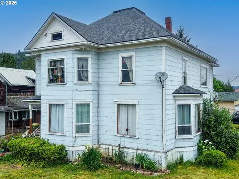 Exterior - 131 Ash St, Myrtle Point, OR 97458 photo 1 of 5