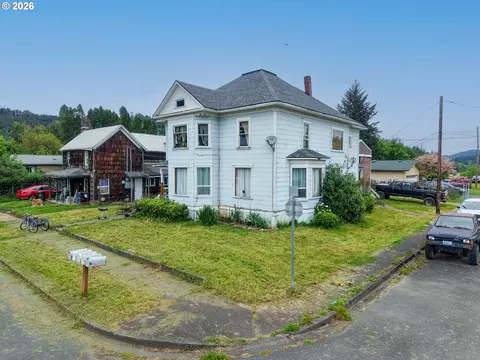 131 Ash St, Myrtle Point, OR 97458