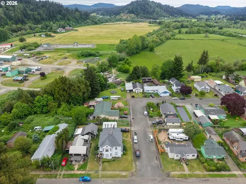 View/Area - 131 Ash St, Myrtle Point, OR 97458 photo 7 of 10