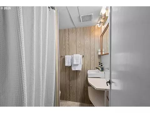 Bath - 85 NW Sleret Ave, Gresham, OR 97030 photo 2 of 3