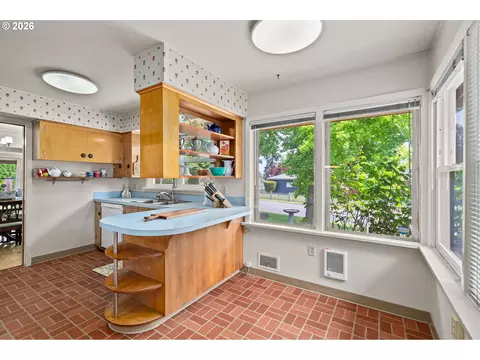 Kitchen - 85 NW Sleret Ave, Gresham, OR 97030 photo 3 of 7