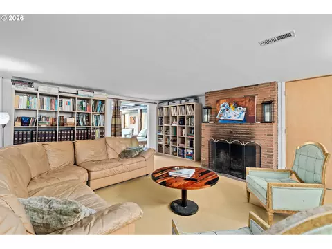 Living - 85 NW Sleret Ave, Gresham, OR 97030 photo 3 of 3