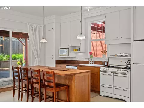 Kitchen - 85 NW Sleret Ave, Gresham, OR 97030 photo 6 of 7
