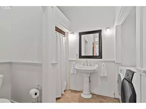 Bath - 85 NW Sleret Ave, Gresham, OR 97030 photo 3 of 3