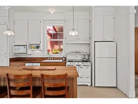 Kitchen - 85 NW Sleret Ave, Gresham, OR 97030 photo 5 of 7