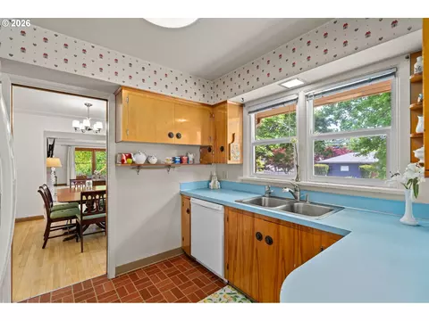 Kitchen - 85 NW Sleret Ave, Gresham, OR 97030 photo 2 of 7