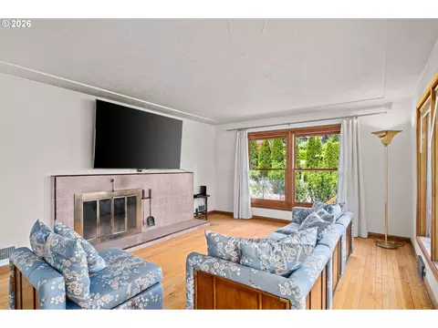 Living - 85 NW Sleret Ave, Gresham, OR 97030 photo 1 of 3
