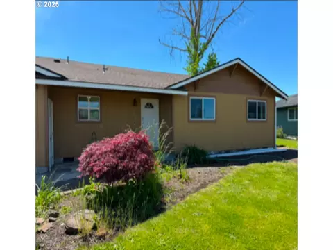 950 Greenway Dr, Harrisburg, OR 97446