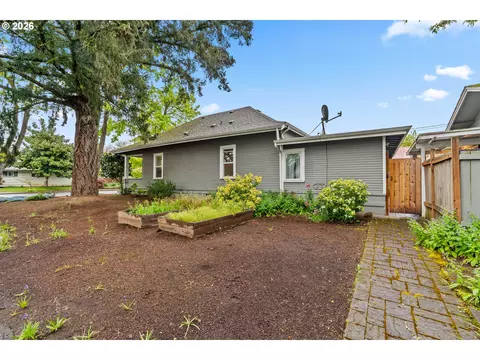 Exterior - 807 E St, Springfield, OR 97477 photo 2 of 6