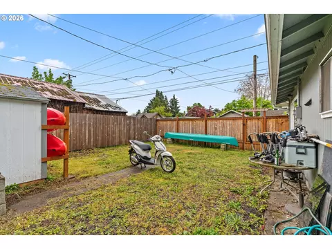 Exterior - 807 E St, Springfield, OR 97477 photo 5 of 6