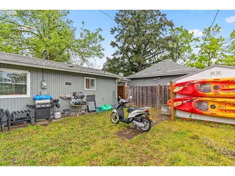 Exterior - 807 E St, Springfield, OR 97477 photo 6 of 6