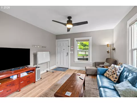 Living - 807 E St, Springfield, OR 97477 photo 1 of 3