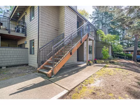 17 Crestfield Ct #17, Lake Oswego, OR 97035