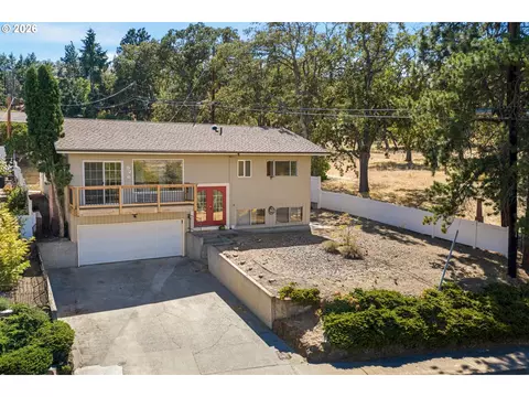 526 E Scenic Dr, The Dalles, OR 97058