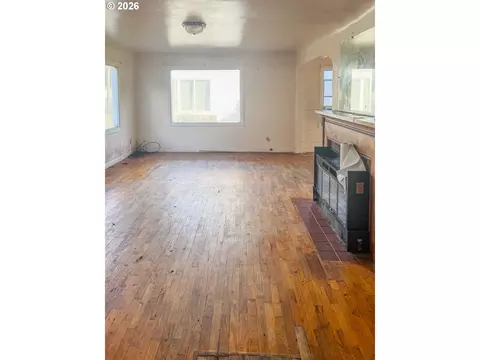 Living - 5995 Main St, Springfield, OR 97478 photo 2 of 3