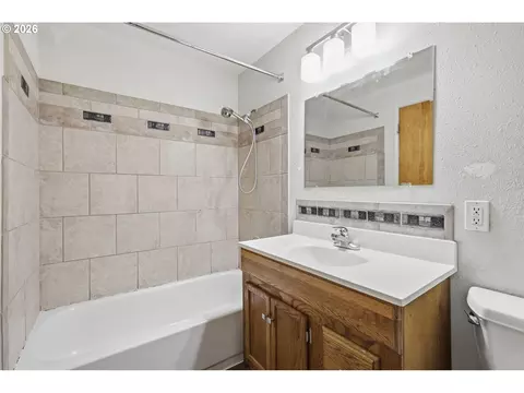 Bath - 132 Formac Ave, Eugene, OR 97404 photo 2 of 2