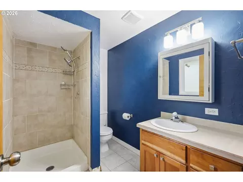 Bath - 132 Formac Ave, Eugene, OR 97404 photo 1 of 2
