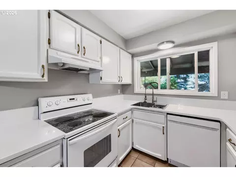 Kitchen - 170 NE Kane Dr, Gresham, OR 97030 photo 2 of 3