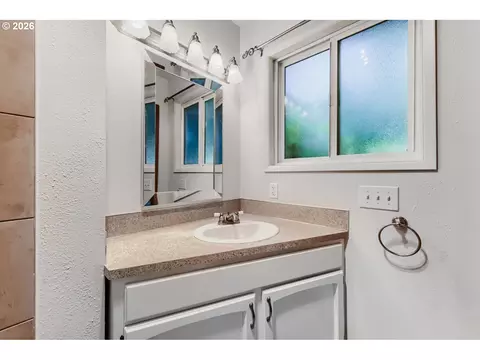 Bath - 170 NE Kane Dr, Gresham, OR 97030 photo 2 of 4