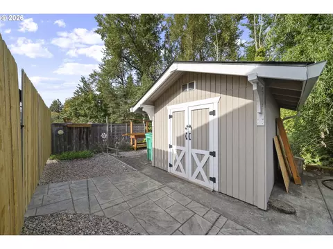 Exterior - 2331 SW 27th Dr, Gresham, OR 97080 photo 6 of 9