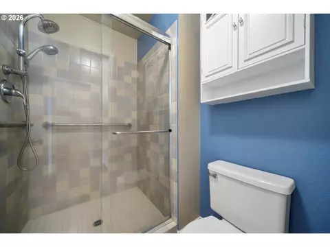 Bath - 2331 SW 27th Dr, Gresham, OR 97080 photo 2 of 3