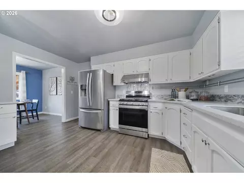 Kitchen - 2331 SW 27th Dr, Gresham, OR 97080 photo 3 of 3