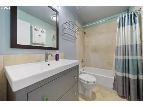 Bath - 2331 SW 27th Dr, Gresham, OR 97080 photo 3 of 3