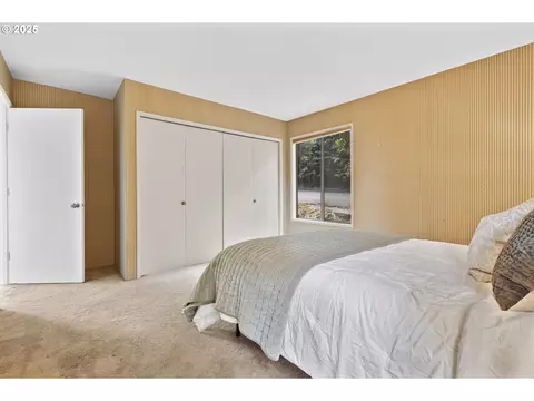 Bedroom - 1993 Fircrest Dr, Eugene, OR 97403 photo 6 of 6