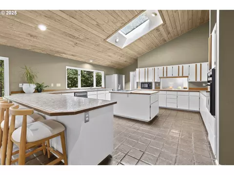 Kitchen - 1993 Fircrest Dr, Eugene, OR 97403 photo 3 of 4