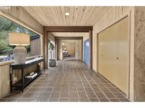 Entry Way - 1993 Fircrest Dr, Eugene, OR 97403 photo 6 of 7