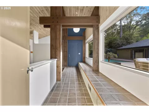 Entry Way - 1993 Fircrest Dr, Eugene, OR 97403 photo 5 of 7