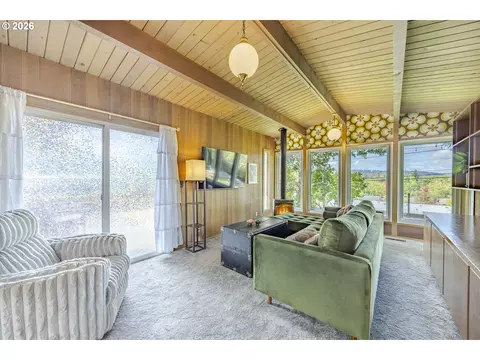 Living - 3142 Onyx Pl, Eugene, OR 97405 photo 2 of 2