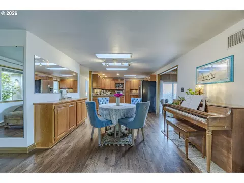 Dining - 3142 Onyx Pl, Eugene, OR 97405 photo 2 of 3