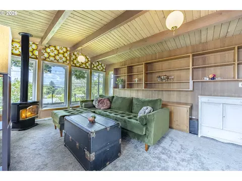 Living - 3142 Onyx Pl, Eugene, OR 97405 photo 1 of 2