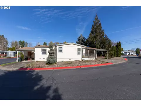 8300 NE Quatama St #207, Hillsboro, OR 97124