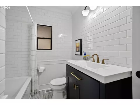 Bath - 11085 E Mapleton Rd, Mapleton, OR 97453 photo 1 of 1